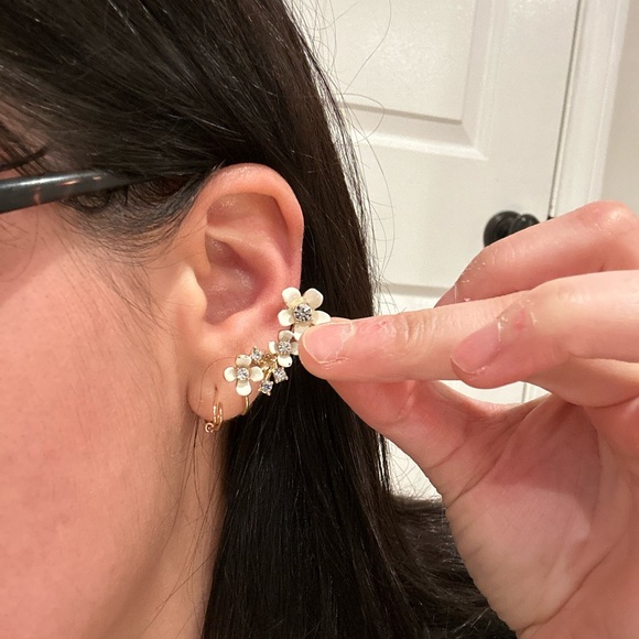 Kate Spade Dainty Daisy White Flower Necklace and Earring matching set - Picture 10 of 10